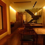 Fujiya 1935 - ほかのお客がほぼ帰った店内。ウッドと暖かい証明がよい雰囲気です。