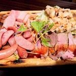 Hakata Kushiyaki Yasaimaki No Mise Namai Ki - ベーコン、ソーセージ、チキンステーキ、ローストビーフ