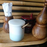 十割そば ゆう賀 - 卓上の調味料