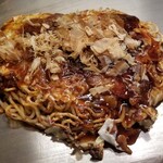 丹波亭 - べた焼き(そば入り)(税込968円)
            大阪の生地に具材を混ぜ込んだものを焼くお好み焼きとは異なり、京都は薄い生地に野菜や具を載せるベタ焼きが土着のお好み焼きで、焼き上がりまで約14分です