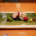 日本料理 たかむら - 比内地鶏の首皮包み焼き