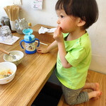 らーめん森や。 - ご飯をがっつく我が子、この後につけ麺も堪能