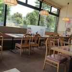 和食レストランとんでん - 窓際のテーブル席です。