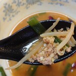 金太郎ラーメン - ミンチの合間に刻みニンニク。これも美味しさに寄与してる筈。
食べた後、人と会話すると、、、（笑）