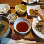 和食 酒 えん - 海老天盛り合わせと冷や汁御膳。