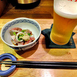 天ぷら処 こさか - 生ビール（ひと口飲みました） ＆ お通し（茹で小イカの生姜醤油）（２０１２年１０月）