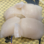 Sushi Choushi Maru - 厚切り活ほたて　５５０円（端末で最初４６２円表記でしたが指摘後さらっと変更され）　(2021/07)