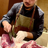 Gibier MIYAMA - 夏鹿を捌く神田シェフ。新時代の若き料理人を発掘する「RED U-35」でブロンズエッグ受賞という才能豊かな料理人。生まれせ育った美山町への愛情が止まらない。
                    (((o(*ﾟ▽ﾟ*)o)))♡