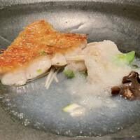 ラ・ボンヌターブル - 金目鯛の鱗焼き、蕪のソース、蛤
                      和食を取り入れた一皿、金目鯛の鱗の焼き加減が見事、鱗のパリパリさにしっとりとした身の火の入り具合が絶妙です。
                      擦りおろした蕪に浅利の出汁を合わせた和テイストなソース。