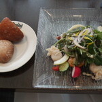 ビストロ　ボンチーノ - パンとサラダ