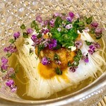 祇園 にし - ①先付け ～長芋素麺。長芋を薄く桂むきして細く素麺のように切ったもの。うえには根室産のムラサキ雲丹を添えて。上品な出汁の味わいに長芋のシャキシャキ感と濃厚な雲丹が混ざり合って素晴らしい先付け。