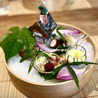 祇園 にし - ⑥八寸 ～ランチで豪華な八寸とは驚き。甘海老漬け、蛸の柔らか煮、トリガイ、白芋茎、オカヒジキ、土佐酢ジュレで。トウモロコシのムース、山桃と無花果、桃李とササミの胡麻和え、蓴菜（秋田）。