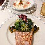 シェ シロ - ピキオ入り仏産仔ウサギのテリーヌ サラダ添え
      フランス産ホワイトアスパラの冷製スープ