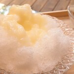 甘味や 澤田商店 - 白桃…８３０円(桃ピューレをかけてアップ)