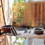 甘味や 澤田商店 - 中庭のお席