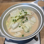 さんじ - 焚き餃子。餃子が3個で豚骨スープにキャベツ。