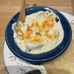 さんじ - ウフマヨ…これを揚げた餃子の皮に乗せて頂きます。