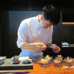 草庵 鍋島 - 料理長のライブを楽しむ