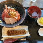 まぐろ神社 伊勢 - 圧巻の海鮮丼