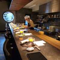 仁修樓 - カウンター席、今夜も満席