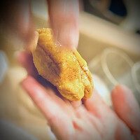 うを徳 - 料理を通じて大将の心づくしを受け取っています。
                    （※相方が受け取っているところ）