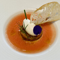 メゾン ポール・ボキューズ - 牛頬肉と野菜のゼリー寄せ フォアグラのパヴェ クレソンと巨峰のサラダと共に