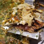 広島お好み焼き おこたろう - オタフクソースはフルーティーな甘口で安定した味わい
            麺の表面は軽くカリッと焼けており、麺の内部は生麺を茹でた絶妙な軟らかさの逆アルデンテになっています
            キャベツは蒸し焼きにされ甘みが引き出されています