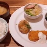 Cafe＆Meal Muji - 海老しんじょう、サーモンフライ、釜揚げしらすときゅうりの梅和え、不揃いアスパラと生キクラゲの青唐辛子炒め、豆腐とわかめの味噌汁、白ご飯