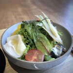 YAMAYA 3 TERRACE - ◆先に「サラダ」が提供されます。 サラダは茹で野菜・生野菜などが入り、少し酸味のあるドレッシングで。
