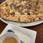 TRATTORIA ROMANO - いちじくとくるみとゴルゴンゾーラとモッツァレラのピザ
      はちみつ付き。