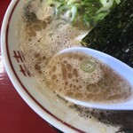 中洲屋台長浜ラーメン初代 健太 - この泡は豚骨スープの旨さの証だとか