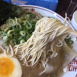 中洲屋台長浜ラーメン初代 健太 - 博多から取り寄せている極細麺。確かに美味い