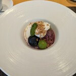 ファヴール - デザート（葡萄と青梅のババ、バニラアイス）