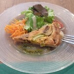 並木 - 前菜のキッシュ。深い緑系のナプキンも素敵。