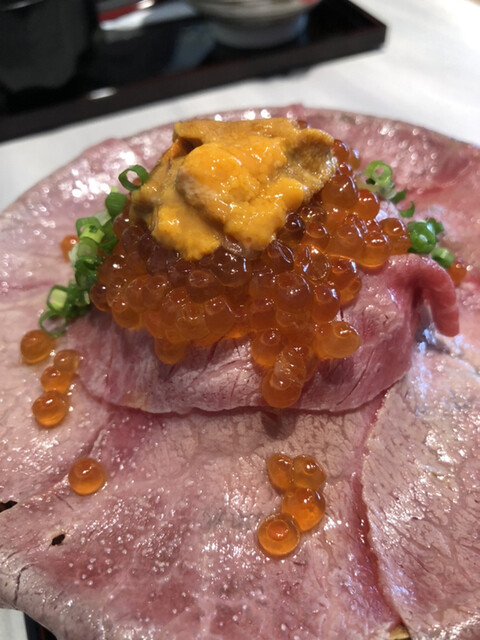 吉祥寺 肉ドレス海鮮丼 高田馬場店の料理の写真