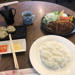 縁 - 料理写真:トンカツ定食と餃子（餃子は食べかけ）