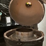 初音鮨 - 備長炭で米を炊く