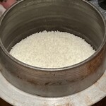 初音鮨 - 羽釜で炊いたご飯