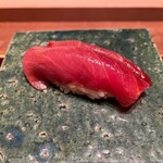 初音鮨 - 鮪中トロ(煮切り)