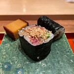 初音鮨 - 玉(そのまま)・干瓢巻き(そのまま)・鮪大トロ漬け藁炙りと鮪大トロの太巻き(そのまま)