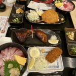 とっと めしや - 2021年7月。ぶりづくし定食1200円＋カニクリームコロッケ220円。