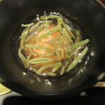 イル アオヤマ - 毛ガニ饅頭　ジュンサイ　鶏出汁ジュレ