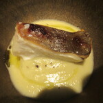 イル アオヤマ - マナガツオ　赤茄子と骨の出汁ソース