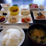 Shiosai Rizo-To Kamogawa - 煮物、蒲鉾、納豆、フルーツヨーグルトはどこでもいただけるので、無しにして
                      温泉卵や干物の焼き魚がついていたら嬉しかったかな…と思います。
                      
                      温かい海藻たっぷりのお味噌汁が染み渡り美味しかったです♪