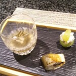 松宮 - 前菜　じゅんさいと長芋、シャインマスカットの白和え、鮎