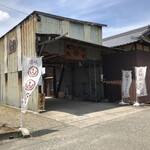 讃岐麺処 山岡 - 店の入口付近　※店の前は、2台しか、駐車出来ません