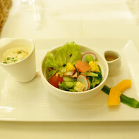 アマルフィイ・モデルナ - 冷製ヴィシソワーズと8種類の季節野菜とフルーツのサラダ