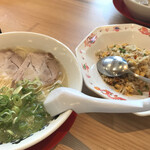 長浜ナンバーワン - 半チャーハンセット
            （ラーメン　と　半チャーハン）