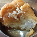 南インド料理 レジナ - バドゥシャ(南インドの揚げドーナツ的なデザート)の断面
