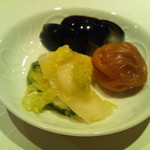 お料理なかき - 香の物と梅干し　茄子美味しかったー。